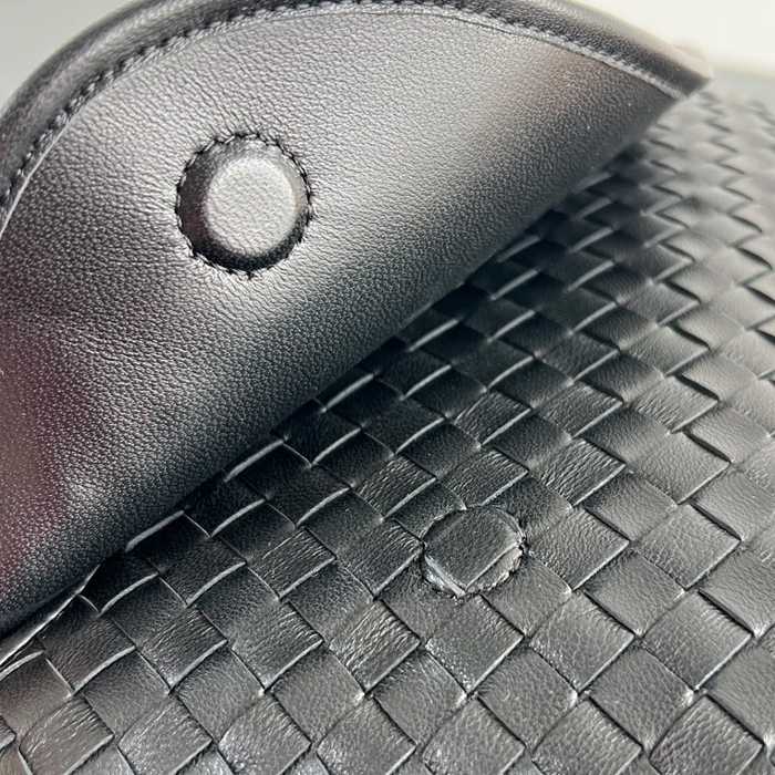 BOTTEGA VENETA BV 843836 ヴェネトフラップ斜め掛け サイズ:26x18.5cm