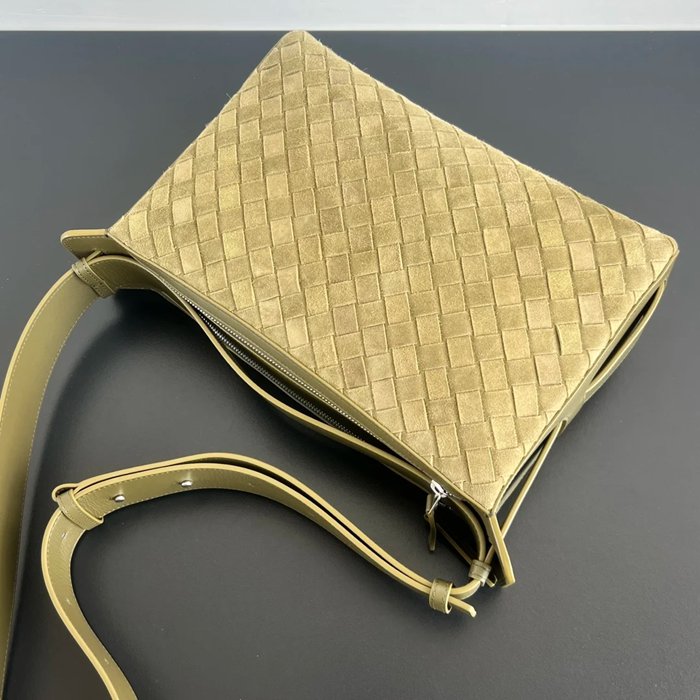 BOTTEGA VENETA BV 836016 スエードトリベッカ弁当箱バッグ サイズ:30.5x20cm