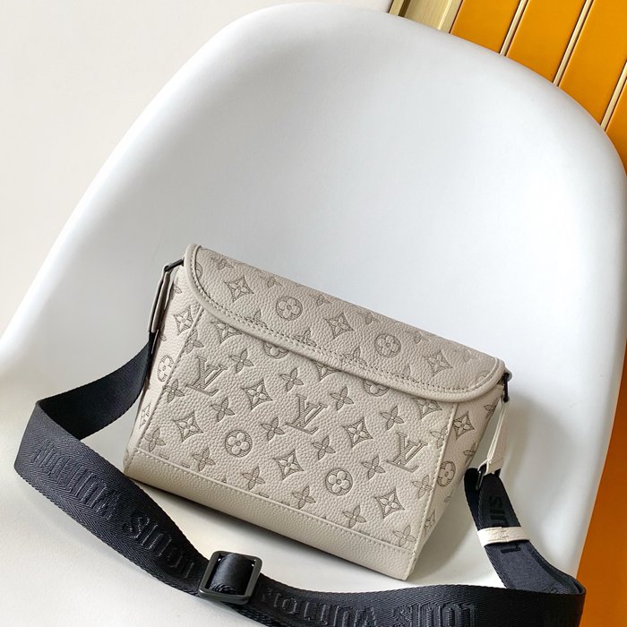 LOUIS VUITTON M14912 パルス メッセンジャー サイズ:26.6x17x11cm