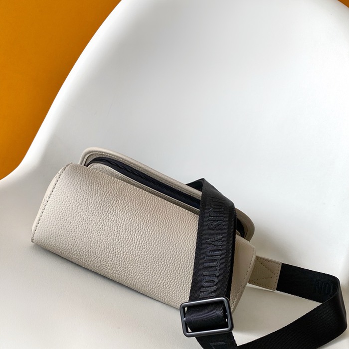 LOUIS VUITTON M14912 パルス メッセンジャー サイズ:26.6x17x11cm