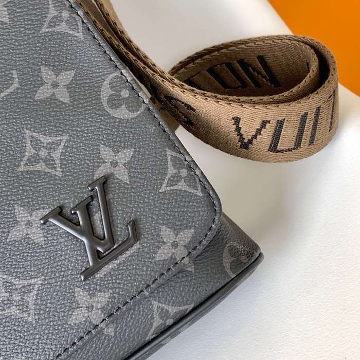 LOUIS VUITTON M45627 ディストリクト メッセンジャー サイズ:25x22cm