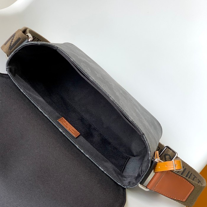 LOUIS VUITTON M45627 ディストリクト メッセンジャー サイズ:25x22cm