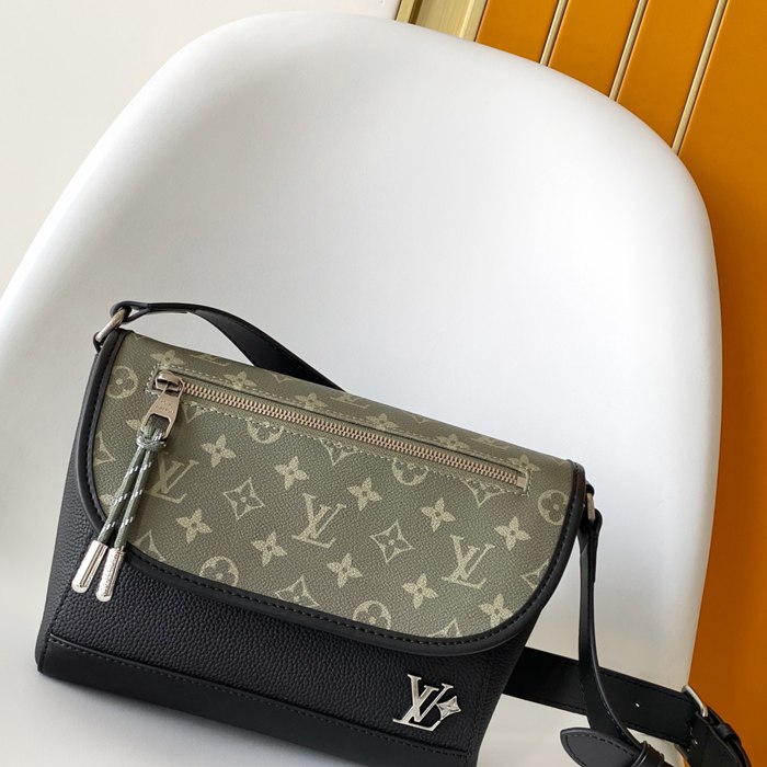 LOUIS VUITTON M12625 パルス メッセンジャー サイズ:26.6x17x11cm