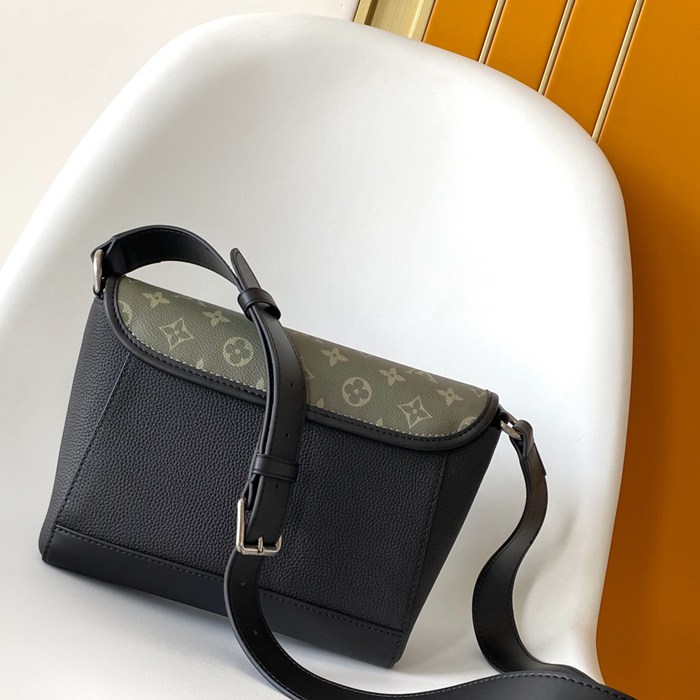 LOUIS VUITTON M12625 パルス メッセンジャー サイズ:26.6x17x11cm