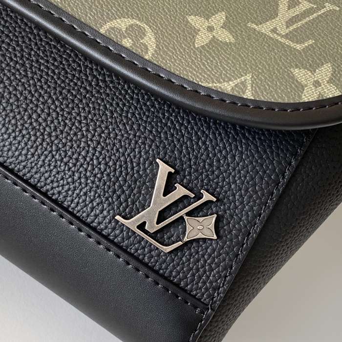 LOUIS VUITTON M12625 パルス メッセンジャー サイズ:26.6x17x11cm
