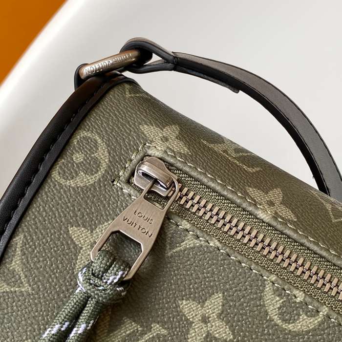 LOUIS VUITTON M12625 パルス メッセンジャー サイズ:26.6x17x11cm