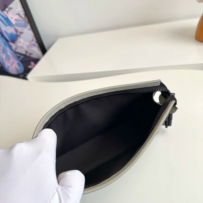 LOUIS VUITTON M81115 ガストンウェアラブルウォレット サイズ:22x14.5x4.5cm
