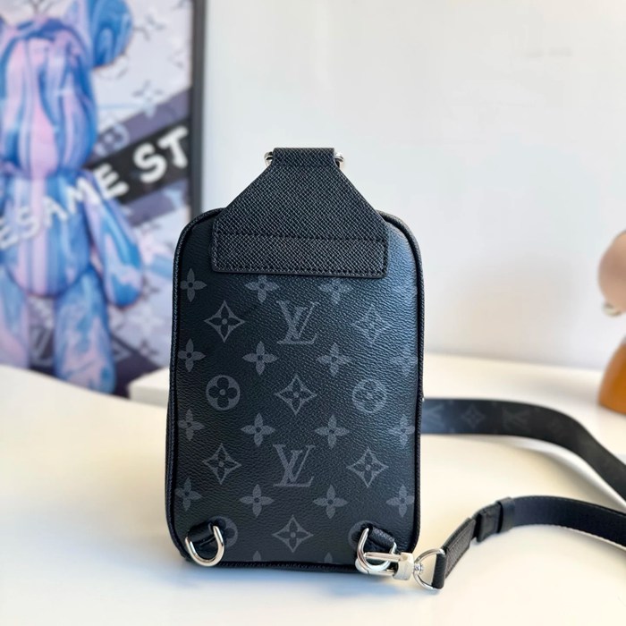 LOUIS VUITTON M30741 タイガラマ アウトドアショルダー サイズ:21x13cm