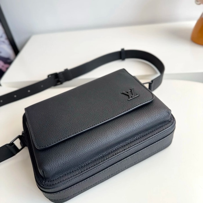 LOUIS VUITTON M15265 ボーディング メッセンジャー サイズ:24x18cm