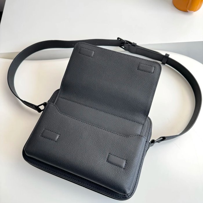 LOUIS VUITTON M15265 ボーディング メッセンジャー サイズ:24x18cm