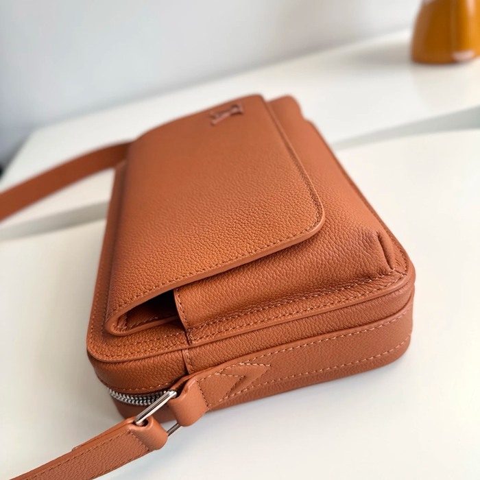 LOUIS VUITTON M25981 ボーディング メッセンジャー サイズ:24x18cm