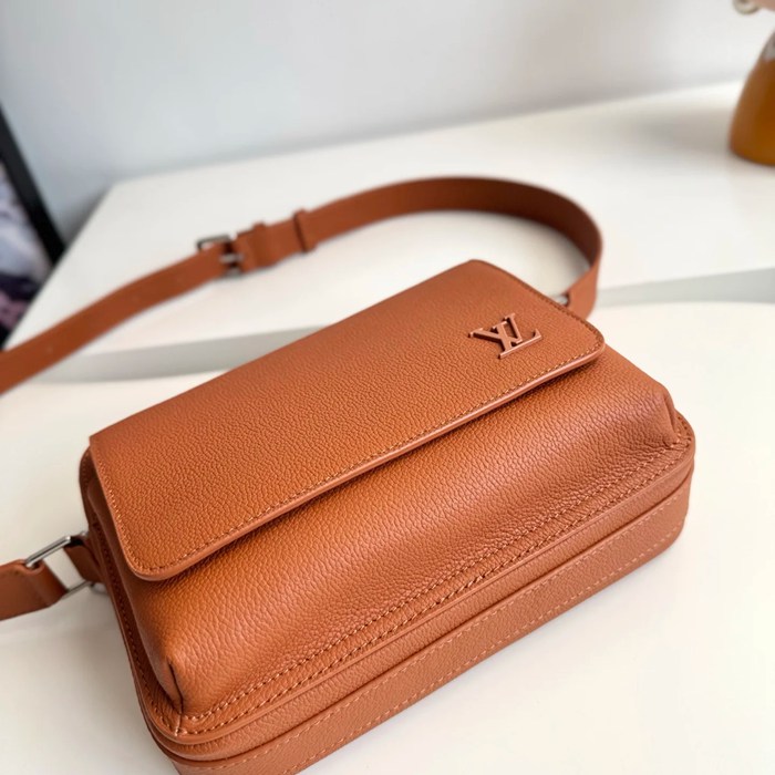 LOUIS VUITTON M25981 ボーディング メッセンジャー サイズ:24x18cm