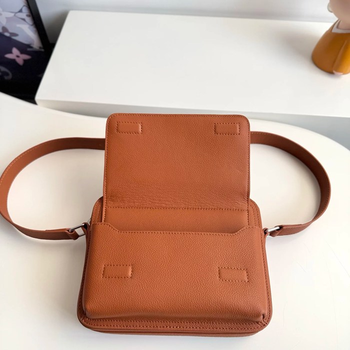 LOUIS VUITTON M25981 ボーディング メッセンジャー サイズ:24x18cm