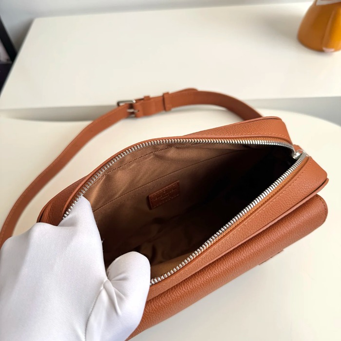 LOUIS VUITTON M25981 ボーディング メッセンジャー サイズ:24x18cm