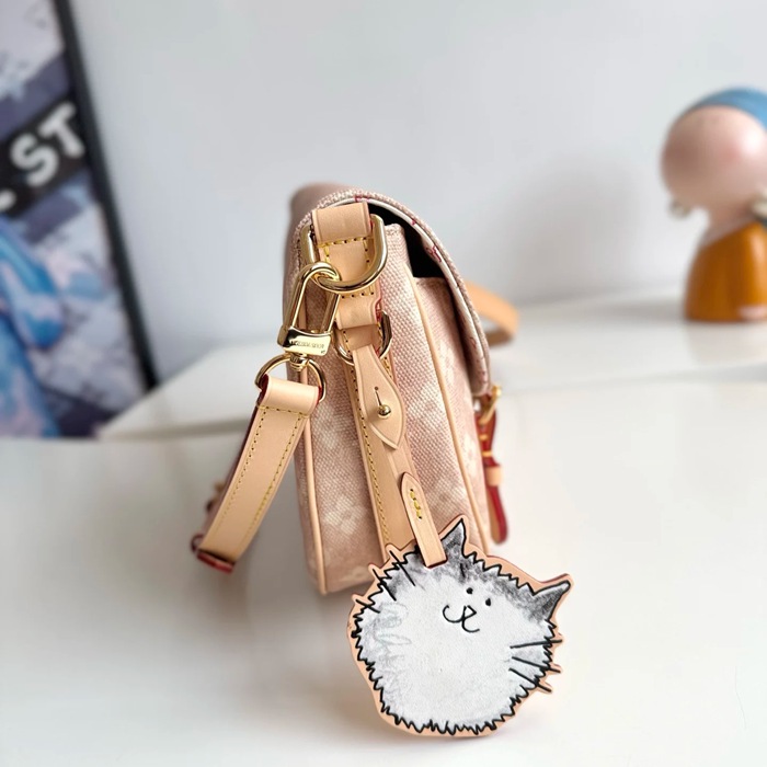 LOUIS VUITTON M15134 エスケープ ハンドバッグ サイズ:30x21cm
