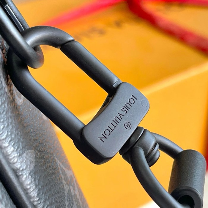 LOUIS VUITTON M46795 イタリアA級レザー斜め掛け サイズ:24x17cm