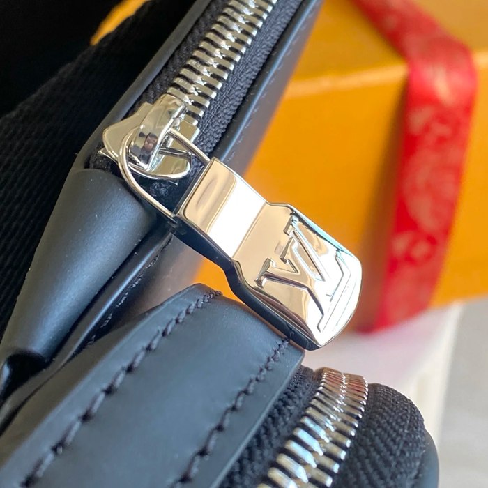 LOUIS VUITTON M45303 イタリアA級レザー胸バッグ サイズ:31x20cm