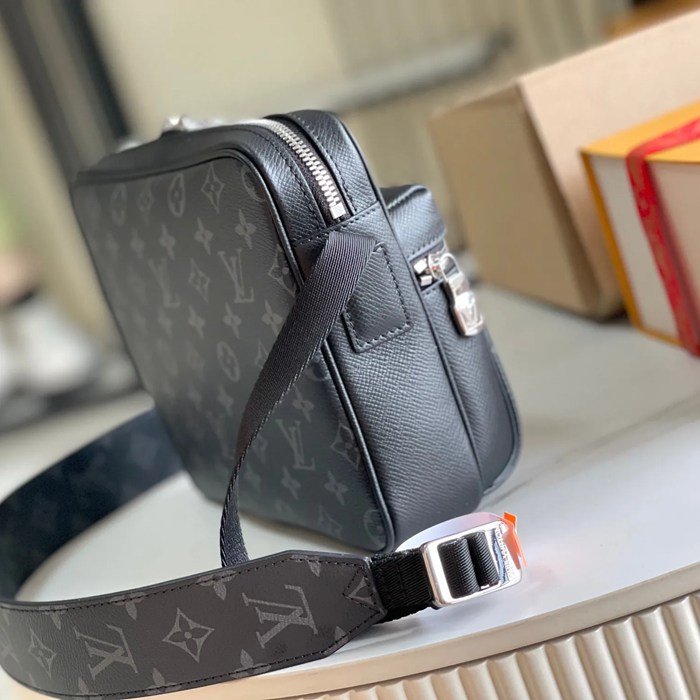 LOUIS VUITTON M30233 イタリア黒花レザー斜め掛け サイズ:25x19cm