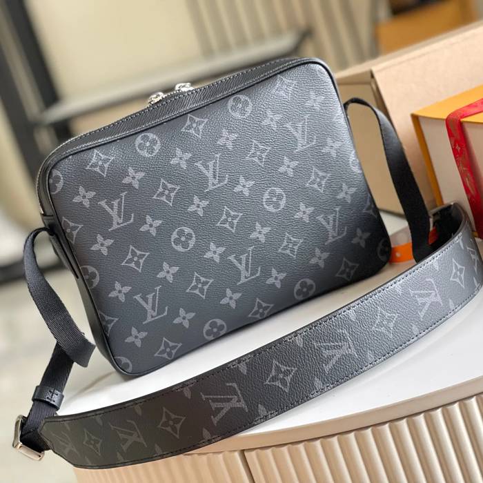 LOUIS VUITTON M30233 イタリア黒花レザー斜め掛け サイズ:25x19cm