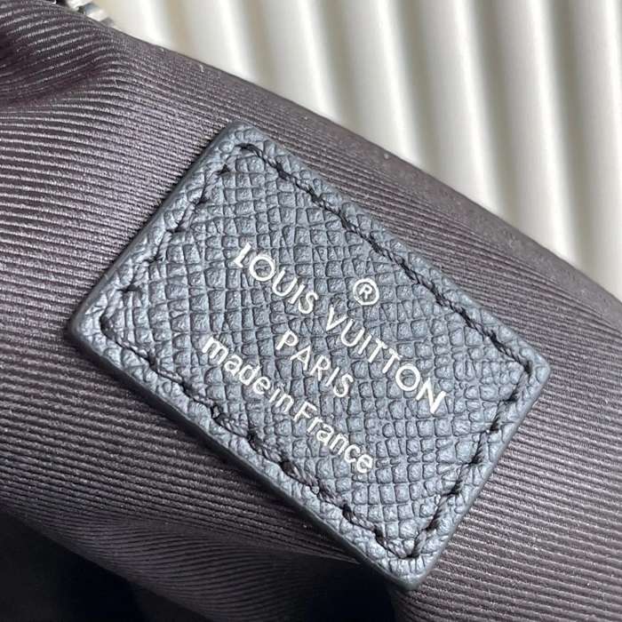 LOUIS VUITTON M30233 イタリア黒花レザー斜め掛け サイズ:25x19cm