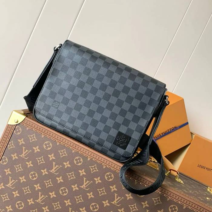 LOUIS VUITTON M42710 コーティングキャンバスメッセンジャー ディストリクト サイズ:26x20cm