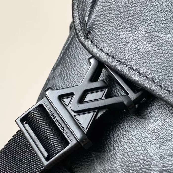 LOUIS VUITTON M12517 メッセンジャー ボヤジャー サイズ:33x22.5x11cm