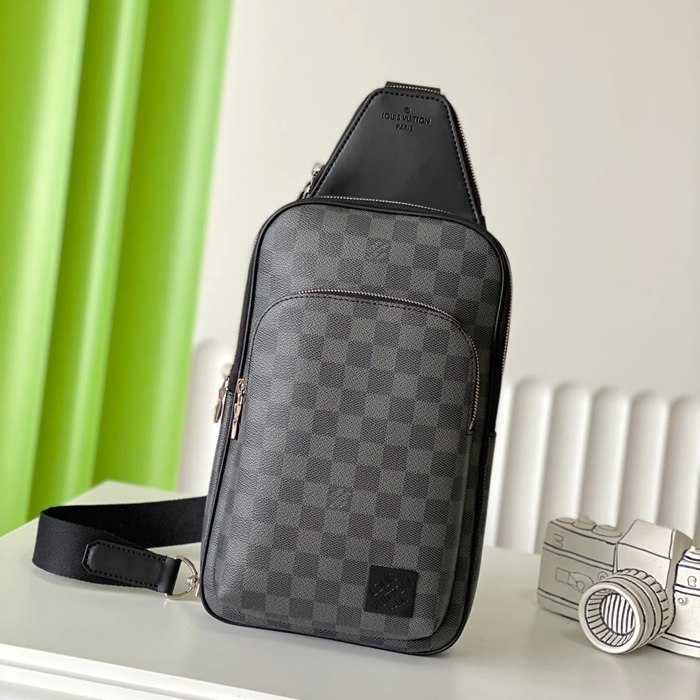 LOUIS VUITTON N45302 アベニューNM 黒格ショルダー胸バッグ サイズ:31x20cm