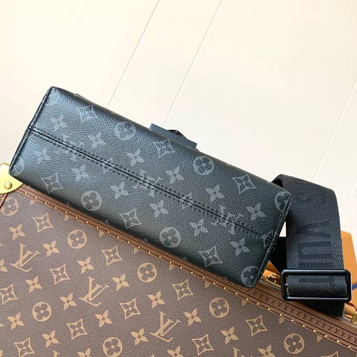 LOUIS VUITTON M46794 キャンバスメッセンジャー エスケープ 黒花 サイズ:28x16x10cm