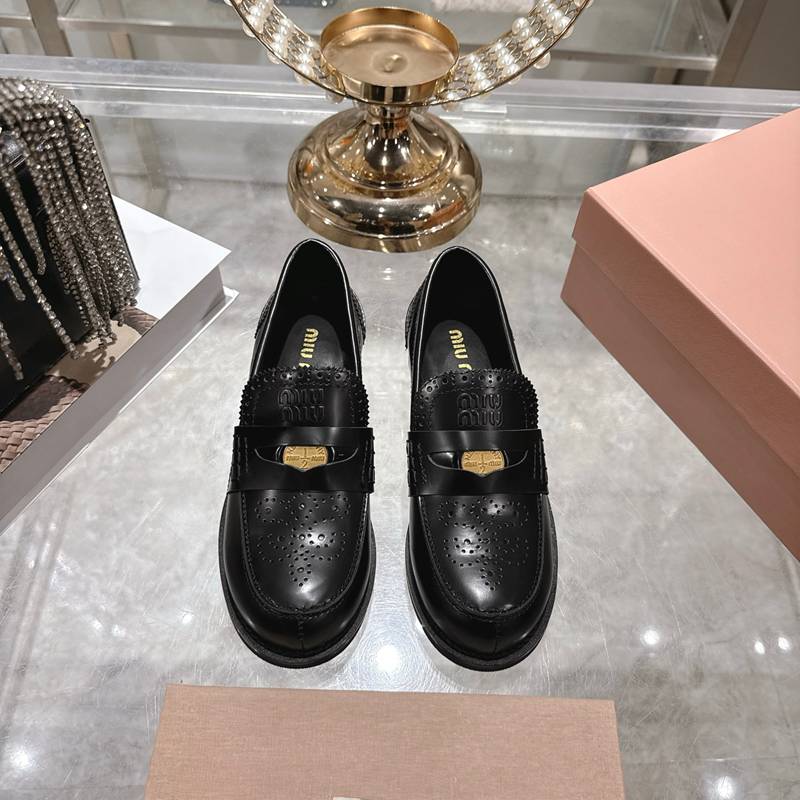 【MIUMIU】25SSラウンドトゥシューズレザーシューズローファーレディース