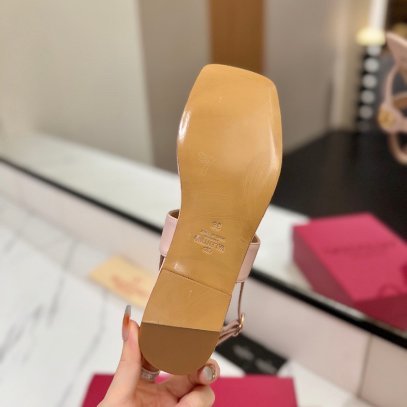 【VALENTINO】新作Vサンダルレディース