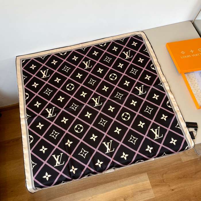 ルイ ヴィトン 新作スカーフ。モノグラムパターン 90 x 90cm