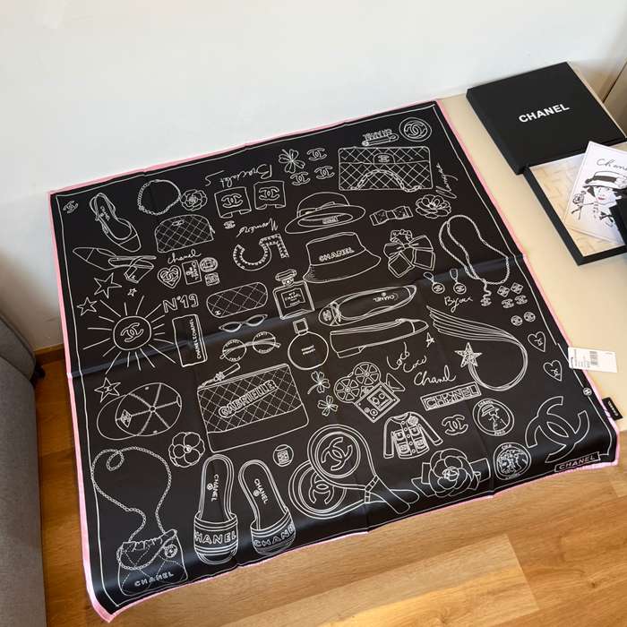 シャネル オリジナル90cmシルクスカーフ。手巻き裾。100%シルク 90X90cm シャネル オリジナル90cmシルクスカーフ。手巻き裾。100%シルク 90X90cm