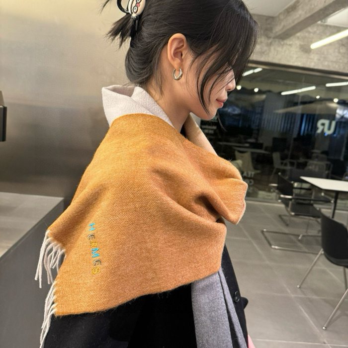 エルメス めったに見ない優しい色合い。上品で穏やか。グラデーションカラー。35 x 180cm