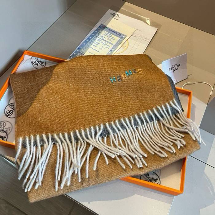 エルメス めったに見ない優しい色合い。上品で穏やか。グラデーションカラー。35 x 180cm