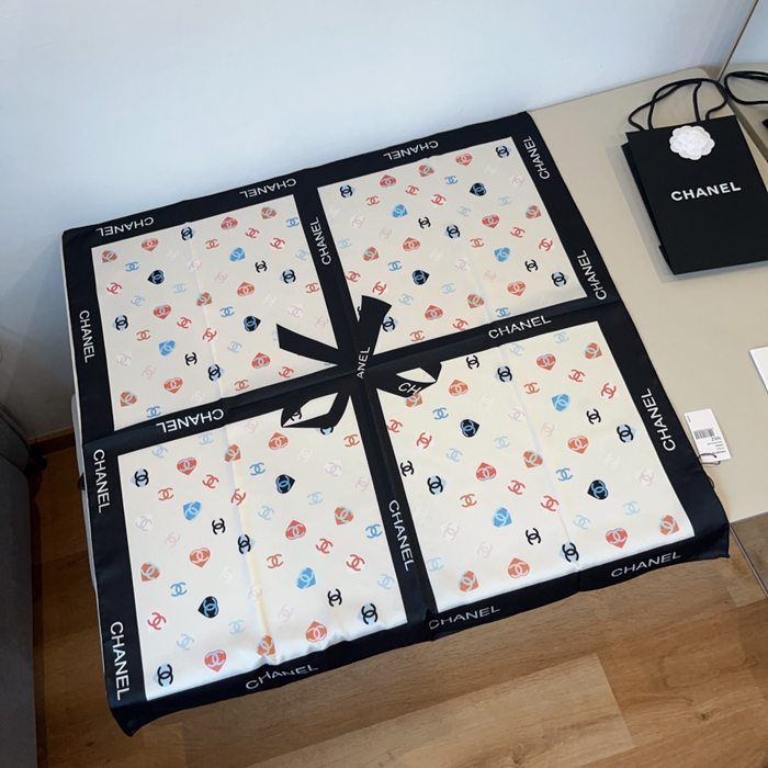 シャネル 蝶々結びスカーフ 90x90cm シャネル 蝶々結びスカーフ 90x90cm