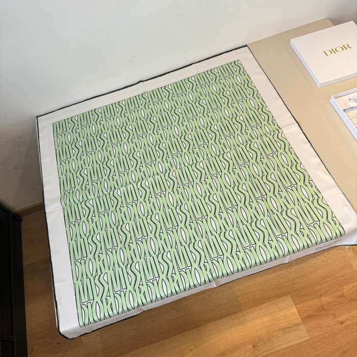 ディオール 新作90cmシルクスカーフ。手巻き裾。100％シルク 90x90cm