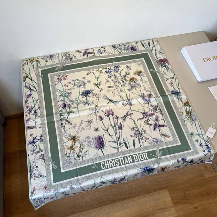 ディオール 新作シルクスカーフ。フラワーシリーズ 90x90cm ディオール 新作シルクスカーフ。フラワーシリーズ 90x90cm