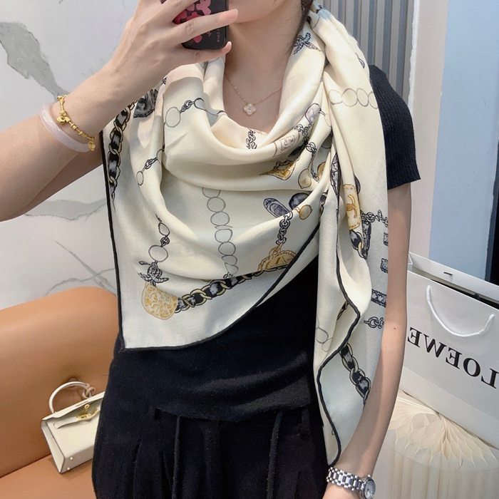 シャネル パールネックレスモチーフスカーフ 140x140cm シャネル パールネックレスモチーフスカーフ 140x140cm