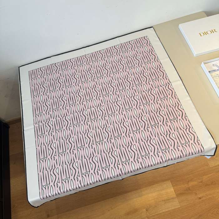 ディオール 新作90cmシルクスカーフ 90x90cm ディオール 新作90cmシルクスカーフ 90x90cm