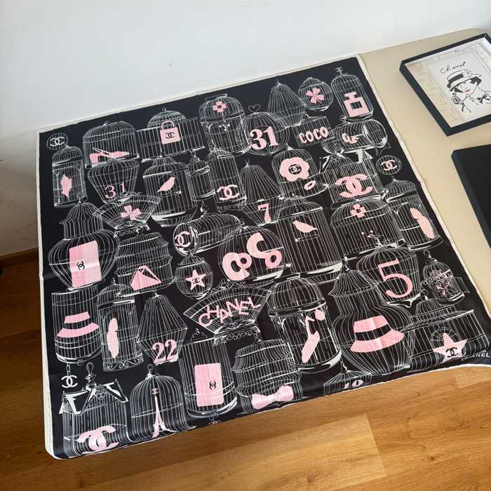 シャネル オリジナル90cmシルクスカーフ。鳥籠柄。100%シルク 90X90cm シャネル オリジナル90cmシルクスカーフ。鳥籠柄。100%シルク 90X90cm