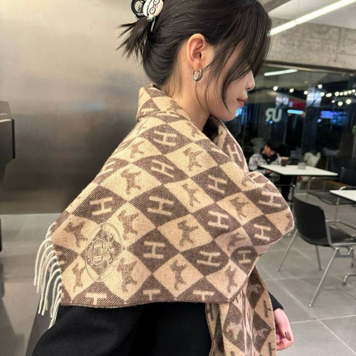 エルメス パリコレクション新作カシミヤスカーフ。モンゴル産細カシミヤ 180x32