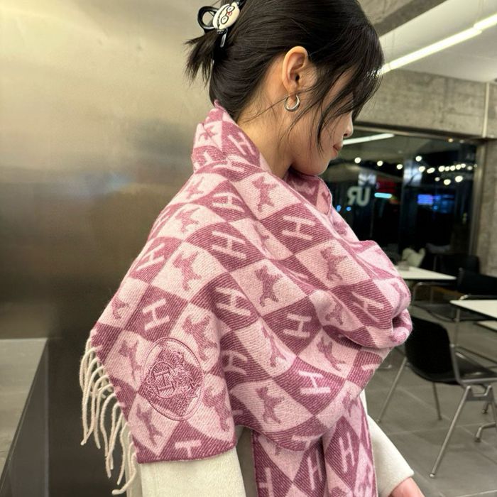 エルメス パリコレクション新作カシミヤスカーフ。モンゴル産細カシミヤ 180x32