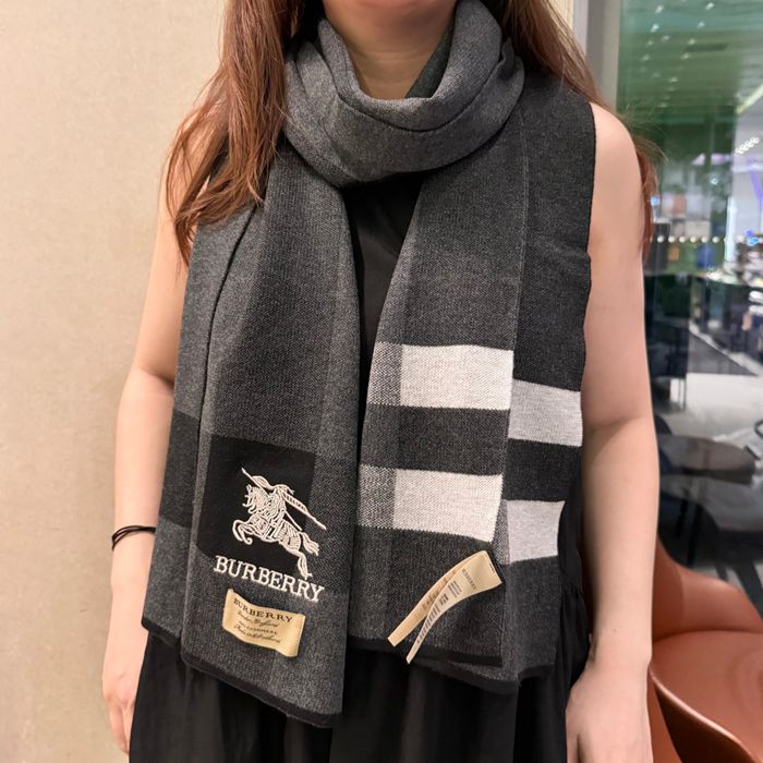 バーバリー ハイエンドカシミヤニットスカーフ。100％カシミヤ 30x180cm