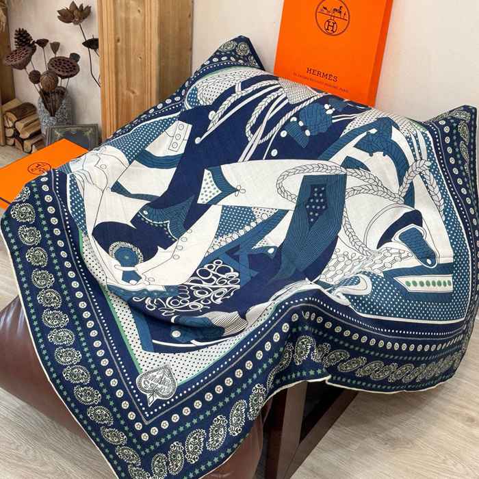 エルメス カシミヤ新作。両面同色。立体パターン。70%カシミヤ30%シルク 140cmx140cm