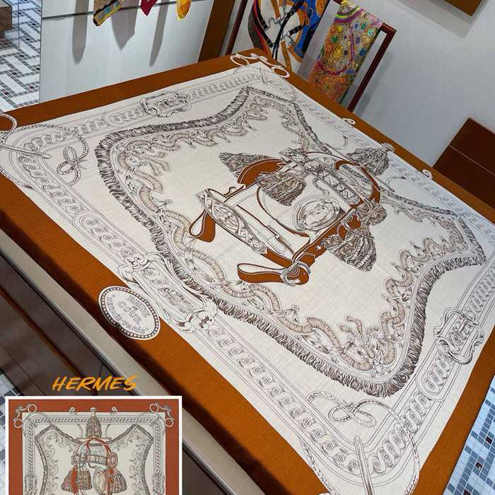 エルメス 絶妙な神配色、ゴールドブラウン。秋冬新作のストール。70%カシミヤ30%シルク 140x140cm