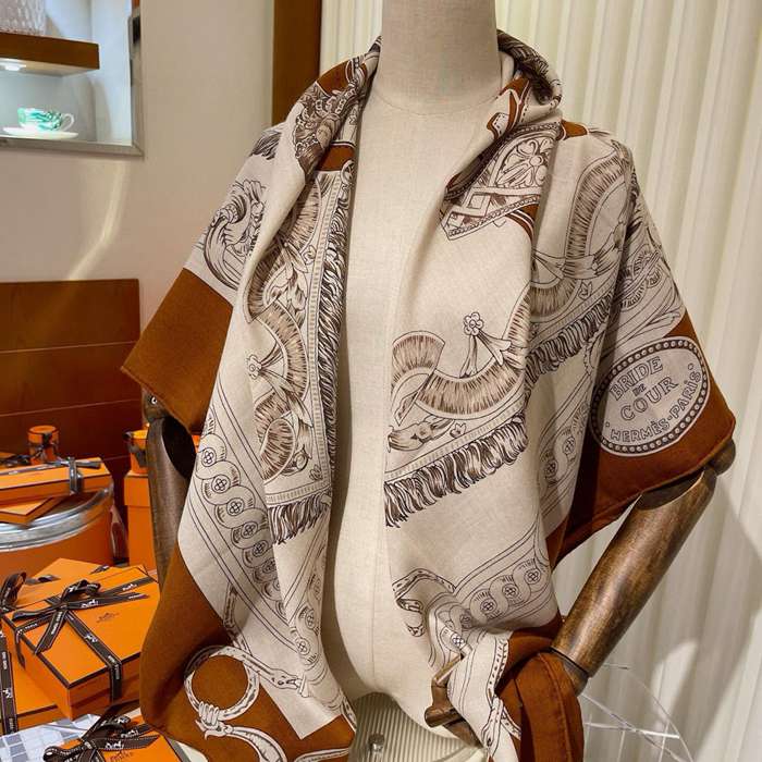 エルメス 絶妙な神配色、ゴールドブラウン。秋冬新作のストール。70%カシミヤ30%シルク 140x140cm