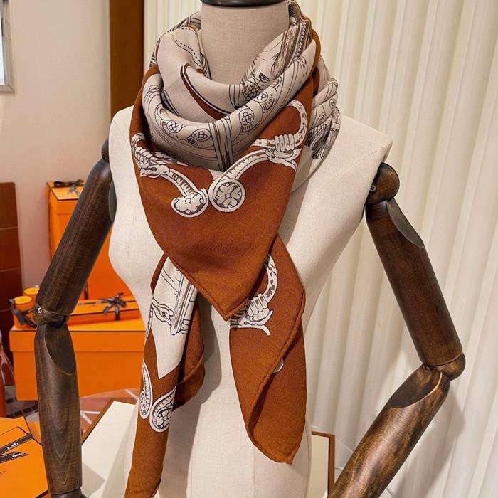 エルメス 絶妙な神配色、ゴールドブラウン。秋冬新作のストール。70%カシミヤ30%シルク 140x140cm