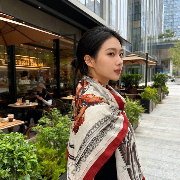 エルメス 新入荷。ベロア両面同色140ストール。馬具モチーフ。手巻き裾。70%カシミヤ30%シルク 135 135cm