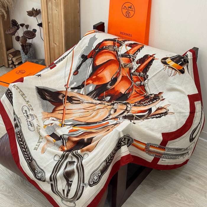 エルメス 新入荷。ベロア両面同色140ストール。馬具モチーフ。手巻き裾。70%カシミヤ30%シルク 135 135cm