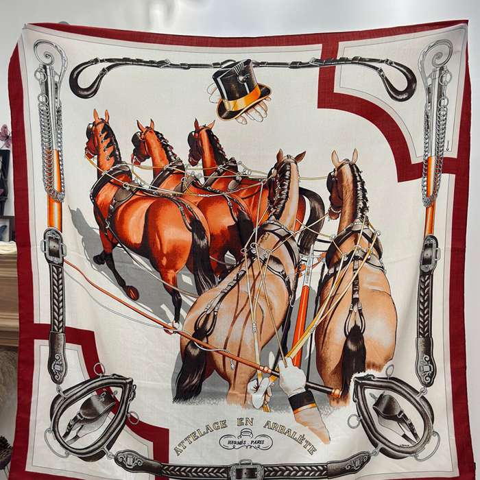 エルメス 新入荷。ベロア両面同色140ストール。馬具モチーフ。手巻き裾。70%カシミヤ30%シルク 135 135cm